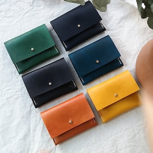Monedero de cuero hecho a mano. Monedero y tarjetero. Monedero pequeño de cuero, cartera para mujer. Monedero artesanal personalizado. Regalo para una amiga.