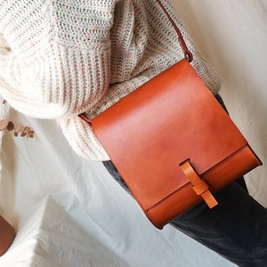 Sac fait main en cuir tanné végétal, sac bandoulière en cuir marron clair, cartable en cuir, sac en cuir pour femme, accessoires artisanaux en cuir