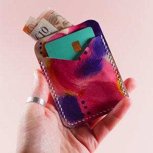 Porta carte in pelle. Portafoglio tascabile in pelle dipinta artisticamente. Borsetta in pelle rosa. Porta tessere. Regalo per lei. Regalo per cassetta della posta.