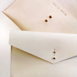 Bolso Clutch de piel natural personalizado, Bolso Clutch con mensaje oculto, Bolso de piel personalizado. Regalos de dama de honor.  Regalos para amigos