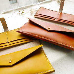 Monedero plegable de cuero personalizado.  Cartera de piel para mujer.  Monedero grande para mujer.  Monedero de todos los días.  Cuero hecho a mano.