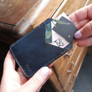 Tarjetero de piel personalizado con compartimentos para tarjetas y billetes. Regalo para padrinos de boda. Regalo para el Día del Padre.