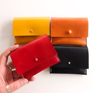 Bolsa de couro feita à mão personalizada.  Porta-cartões. Carteira Feminina Mínima.  Bolsa feminina de couro.  Carteira de couro artesanal
