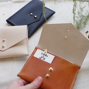 Portamonete e portacarte in pelle da donna. Portamonete quadrato in pelle. Portamonete pieghevole in pelle conciata al vegetale. Regali personalizzati per lei