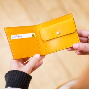 Portafoglio bifold da uomo.  Portafoglio in pelle personalizzato. Portafoglio in pelle da uomo giallo. Porta carte e portamonete sottile