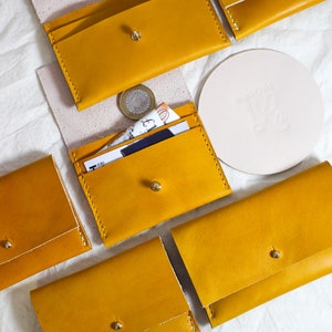 Monedero de cuero amarillo personalizado. Monedero pequeño. Cartera de bolsillo. Monedero de mujer. Tarjetero personalizado de piel de curtido vegetal