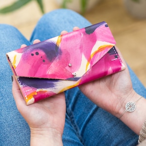 Bolsa de couro personalizada, porta-passaporte, bolsa com mensagem oculta e compartimentos para cartões e notas. Presente para ela. Couro rosa pintado à mão