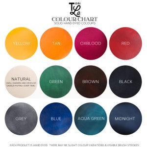 Op de afbeelding: Kleurenkaart met 12 lederkleuren: geel, bruin, wijnrood, rood, naturel, groen, bruin, zwart, grijs, blauw, aquablauw en middernachtblauw. De kaart heeft de titel "Tori Le Colour Chart Solid Hand Dyed Colours".