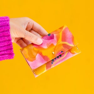 Monedero y tarjetero de piel tropical con diseño vibrante. Regalo para ella. Cartera de piel personalizada