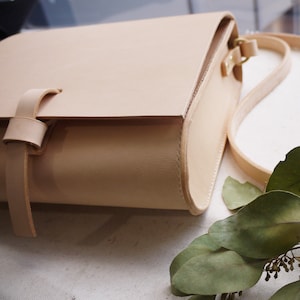Leather Satchel.  Hand Crafted Ladies Leather Crossbody Bag.  Handcrafted Leather bag.  Women's Shoulder Bag