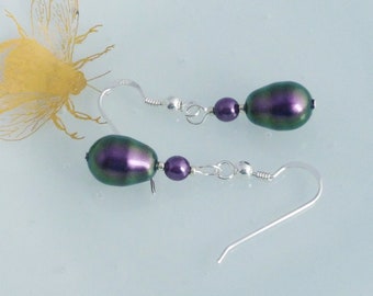 Boucles d’oreilles Iridescent Purple Glass Pearl Drop avec perles en verre cristal et fils d’oreille en argent sterling