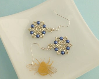 Boucles d'oreilles pendantes en argent et perles bleu foncé irisées avec fils d'oreille en argent sterling 925