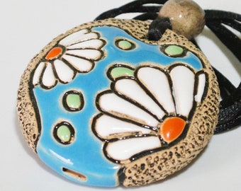 Ocarina 4 holes - Daisy necklace. Ceramic pendant. Ocarina pendant, can be worn as jewelry or play, to have fun.