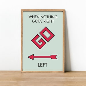 Może przedstawiać: Oprawiony wydruk z napisem „WHEN NOTHING GOES RIGHT” nad czerwonym symbolem „GO” i czerwoną strzałką skierowaną w lewo, ze słowem „LEFT” poniżej. Tło jest jasnozielone.