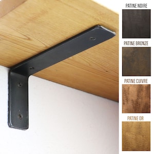 Op de afbeelding: Zwarte metalen plankensteun met drie schroeven. De steun is bevestigd aan een houten plank. De afbeelding toont vier verschillende afwerkingen voor de steun: zwart, brons, koper en goud.