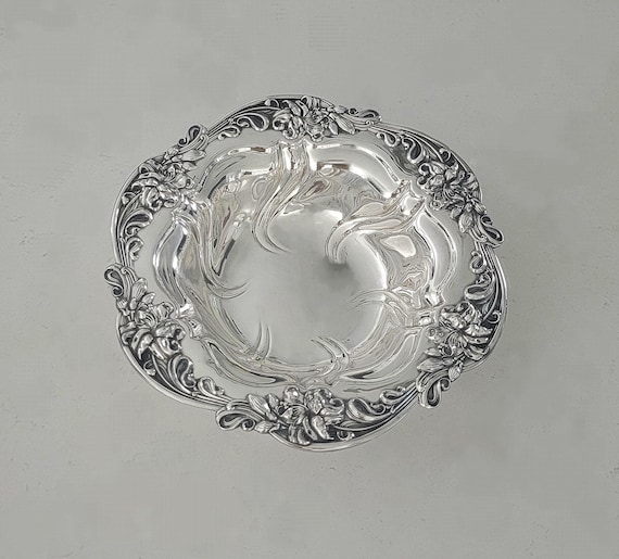 Meriden Britannia Sterling Silver Bowl – Art Nouveau Floral Design – 12” Diameter, 16.32 Troy Oz – No Monogram