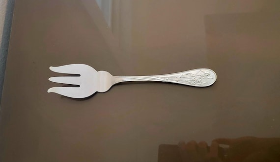 Quintessence by Lunt Sterling Silver Fish Serving Fork monogrammed "Z"