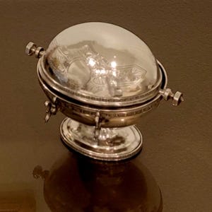 Cúpula giratoria plateada para servir mantequilla