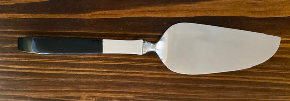 Contrast by Lunt Sterling Silver Cheese Server