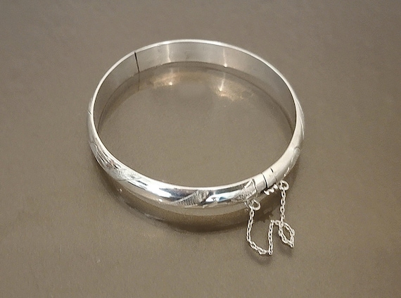 Vintage Sterling Silver Hinged Bangle Bracelet – 7-1/4" – Engraved Design – Safety Chain – 0.341 Troy oz