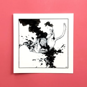Könnte beinhalten: Schwarz-weiß-Illustration einer Katze, die in eine schwarze Tintenspritzer fällt. Die Katze liegt auf dem Rücken mit den Pfoten in der Luft. Der Tintenspritzer hat die Form einer Wolke. Die Illustration ist unten rechts mit "GA!" signiert.