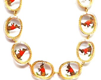 Collana di coniglio in vetro dipinto al contrario che indossa un cappotto rosso, cabochon vintage in montature placcate in oro 24k, regalo di Pasqua gay Isber, coniglietti, mamma