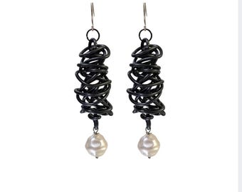 Handmade Black Wire Sugar Tangle Earrings | Vintage Baroque Pearl (14mm)