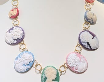 Collana vintage colorata con cammeo, collana di tendenza regolabile, realizzata a mano negli Stati Uniti, un'opera d'arte da indossare.