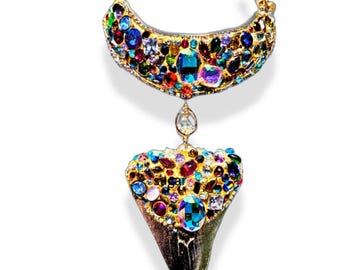 Glamoureuze haaientandketting verchroomde fossiele Swarovski-kristallen en edelstenen Gedurfde statement sieraden van Sugar Gay Isber Museum Worthy Art