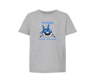 Camiseta infantil "Sin sal, sin preocupaciones, tiburón" - Grandes Lagos de Michigan - Lagos de Michigan - Agua dulce de Michigan - Niños de Michigan