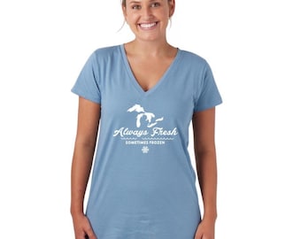 Camiseta de cuello en V para mujer: Siempre fresca, a veces congelada - Azul brumoso