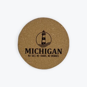 Puede incluir: Posavasos redondo de corcho con un gráfico de faro en blanco y negro y el texto "MICHIGAN NO SALT, NO SHARKS, NO WORRIES".