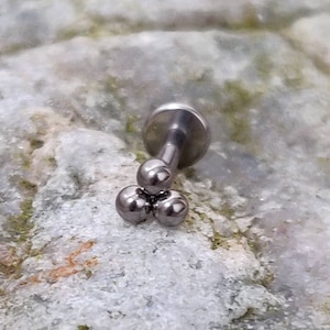 Brinco Labret de titânio com três contas - calibre 1,2 mm - adequado para lábio, tragus, hélice, concha etc. - Vendedor do Reino Unido