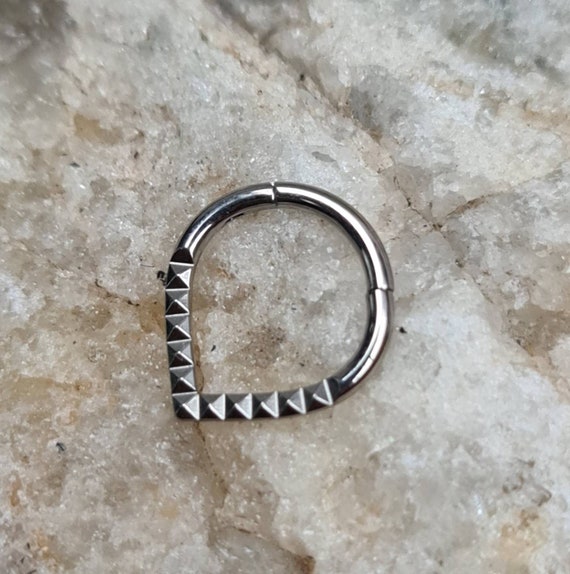 Implant Grade Titanium Pyramid Shaped Septum Hinged Clicker Hoop Implant Grade Titanium Pyramid Shaped Septum Hinged Clicker Hoop