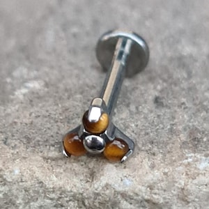 Piercing labbro con tre pietre Trinity in occhio di tigre / impianto in titanio con filettatura interna / 1,2 mm / piercing all'orecchio con cartilagine, elica, conchiglia / venditore nel Regno Unito