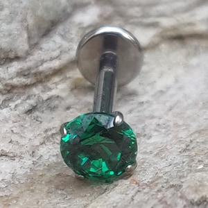 Piercing para labio con parte posterior plana de titanio y cristal engastado con puntas de color verde esmeralda, calibre 1,2 mm (16 g), para trago, cartílago, labio, hélix, vendedor del Reino Unido