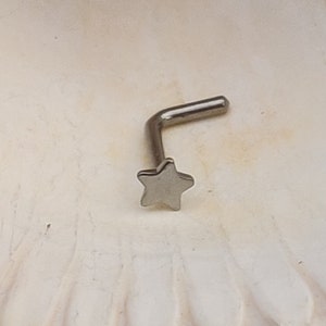 Plain Star | L-Shape Implant Grade Titanium Nose Stud | L Bend Nostril Ring | Body Piercing Jewellery | 0.8mm 20g / 1mm 18g | UK Seller
