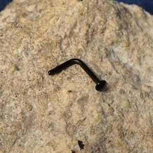 Extrémité du dôme | Acier chirurgical plaqué noir | Clou discret uni | Goujon de nez coudé en forme de L | Piercing de narine uni noir | 0,8 mm 1 mm Vendeur britannique