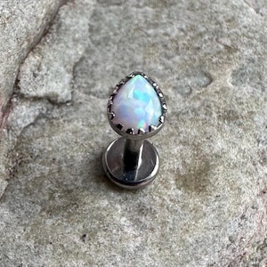 Weißer Feueropal Tropfen Titan Piercing Bolzen | 1,2mm 16g | Flaches Rücken Labret | Ohrknorpel Conch Helix Tragus Schmuck | UK Verkäufer