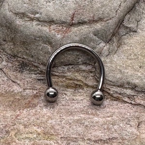 Ronde lange halter | Effen hoefijzerring | 1,2 mm (16 g) steekring | Inwendig geschroefd implantaatkwaliteit titanium | Septum Helix Daith-piercing