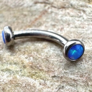Doppel blauer Feueropal 1.2 mm (16g) Vertikales Labret Piercing 6-12 mm | Innengefädelt | Titan Curved Barbell | UK Verkäufer