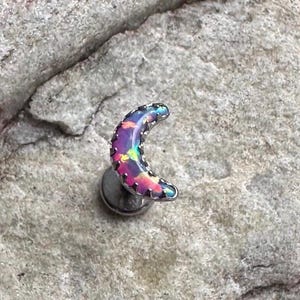Lila Feuer Opal Halbmond Titan Piercing Ohrstecker | 1,2mm 16g | Flaches Rücken Labret | Ohrknorpel Conch Helix Tragus Schmuck | UK Verkäufer