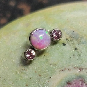 Mini roze vuuropaal en kristallen cluster | Titanium labret platte achterkant | 1,2 mm (16 g) | Voor tragus helix conch-piercings | VK-verkoper: