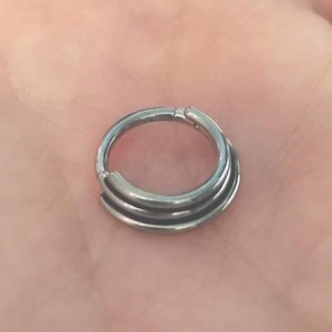 Piercing de septum articulado de titanio con triple banda - Vendedor del Reino Unido - también se puede usar en el hélix, trago, cartílago de la oreja, etc.