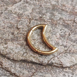Vergulde scharnierende maansikkelvorm clicker-daith/oorpiercing - verkoper in het Verenigd Koninkrijk