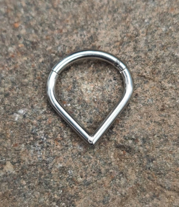 Implant Grade Titanium Triangle Hinged Clicker Hoop Implant Grade Titanium Triangle Hinged Clicker Hoop