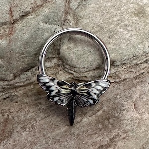 Piercing all&#39;orecchio con cerchio a forma di falena bianca nera / in acciaio chirurgico con cerniera / anello per setto nasale, daith elicoidale / 16 g, 1,2 mm / venditore nel Regno Unito / regalo gotico di Halloween