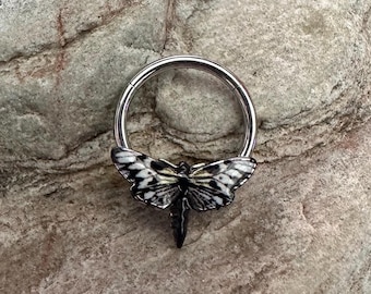 Schwarz weiße Motte | Klappklicker aus Chirurgenstahl | Septum Hoop Daith Helix Ohr-Piercing Ring | 16g 1,2mm | UK Verkäufer | Gothic Halloween Geschenk
