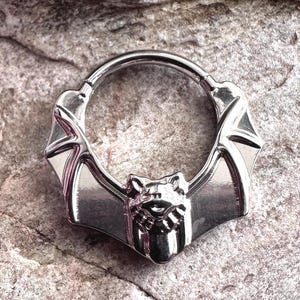 Murciélago detallado / 1,2 mm (16 g) x 8 mm / Anillo perforante con bisagra de clic / Aro de titanio de grado de implante / Joyería para tabique nasal, oreja, hélix y daith / Vendedor del Reino Unido