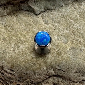 Ópalo de fuego azul de 4 mm / Piercing de titanio con parte trasera plana de 1,2 mm y 16 g / Pendiente de medusa para labio, hélix, cartílago, caracola y trago / Joyería para piercings / Vendedor del Reino Unido